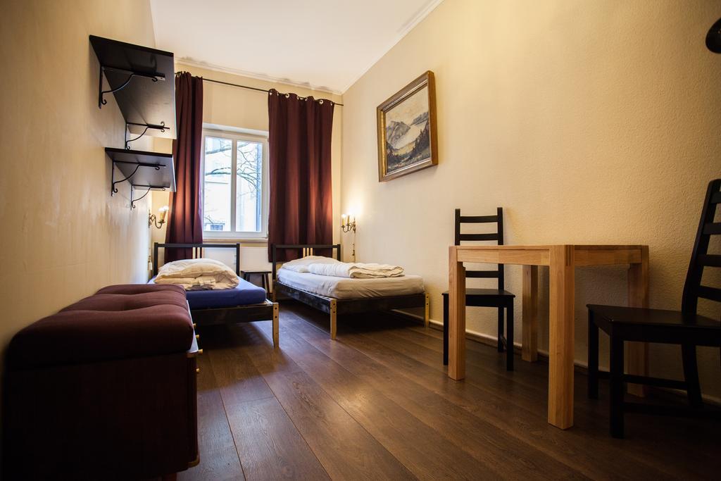 Zweibettzimmer mit Bad